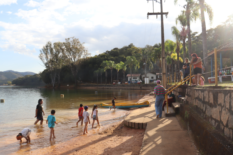 Passeio ao ar livre reúne famílias e visitantes no Parque Prainha em Caconde